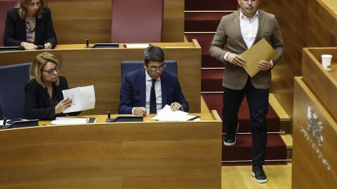 (I-D) La vicepresidenta y consellera de Servicios Sociales, Susana Camarero, el 'president' de la Generalitat, Carlos Maz&oacute;n, y el s&iacute;ndic del PP en Les Corts, Juanfran P&eacute;rez, durante una sesi&oacute;n plenaria.