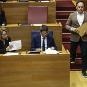 (I-D) La vicepresidenta y consellera de Servicios Sociales, Susana Camarero, el 'president' de la Generalitat, Carlos Mazón, y el síndic del PP en Les Corts, Juanfran Pérez, durante una sesión plenaria.