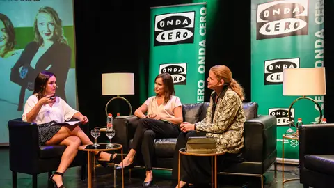 La periodista de Onda Cero Maria Cortès junto a la presidenta de la Asociación Balear de la Empresa Familiar, Inés Rotger, y la expresidenta del organismo, Esther Vidal La periodista de Onda Cero Maria Cortès junto a la presidenta de la Asociación Balear de la Empresa Familiar, Inés Rotger, y la expresidenta del organismo, Esther Vidal