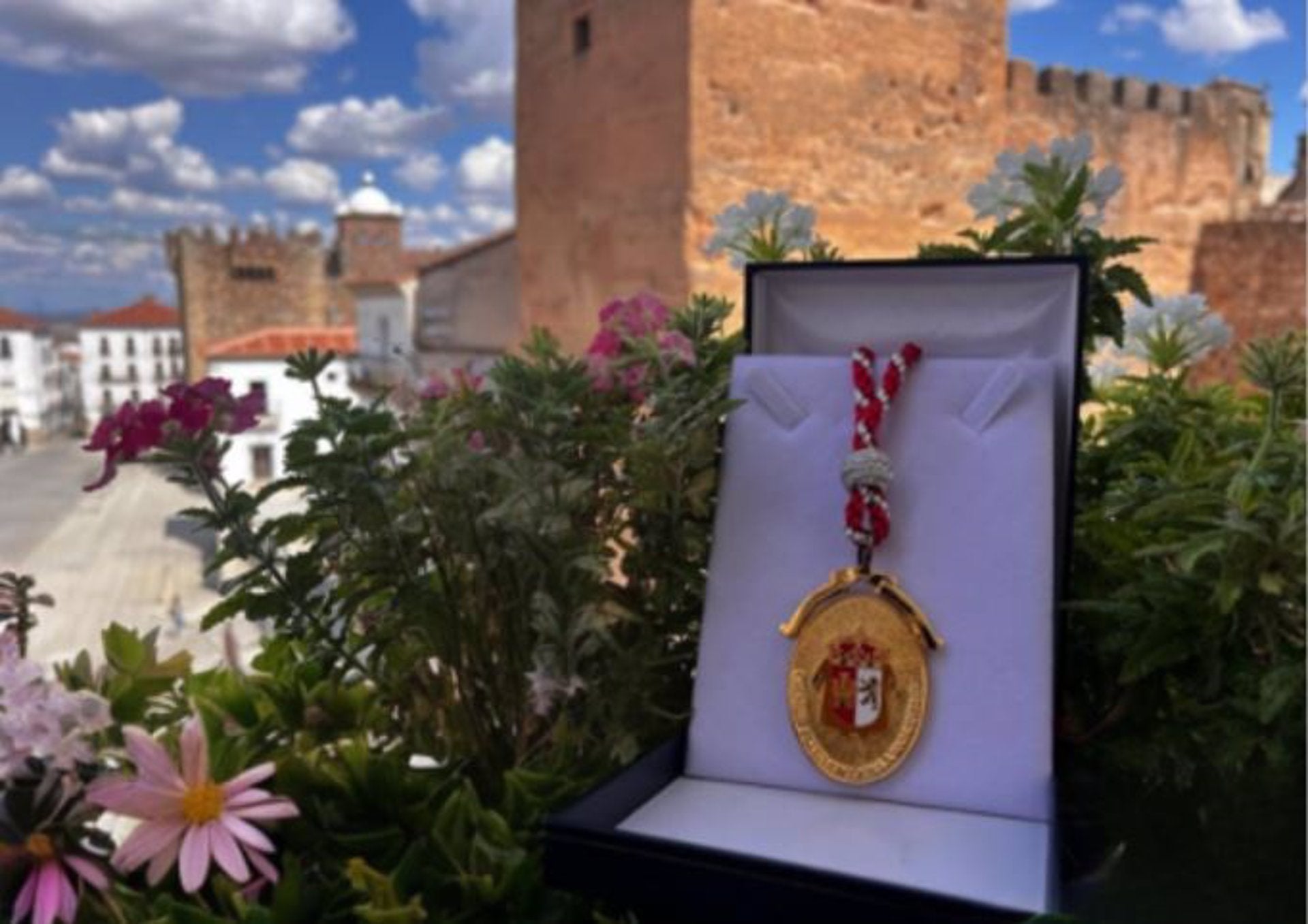 Cáceres entrega este miércoles la Medalla de Oro de la ciudad a la Cofradía de la Montaña y a la Policía Nacional Cáceres entrega este miércoles la Medalla de Oro de la ciudad a la Cofradía de la Montaña y a la Policía Nacional