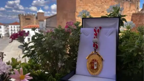 Cáceres entrega este miércoles la Medalla de Oro de la ciudad a la Cofradía de la Montaña y a la Policía Nacional Cáceres entrega este miércoles la Medalla de Oro de la ciudad a la Cofradía de la Montaña y a la Policía Nacional