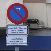 Placa de estacionamiento en una plaza de carga y descarga Placa de estacionamiento en una plaza de carga y descarga
