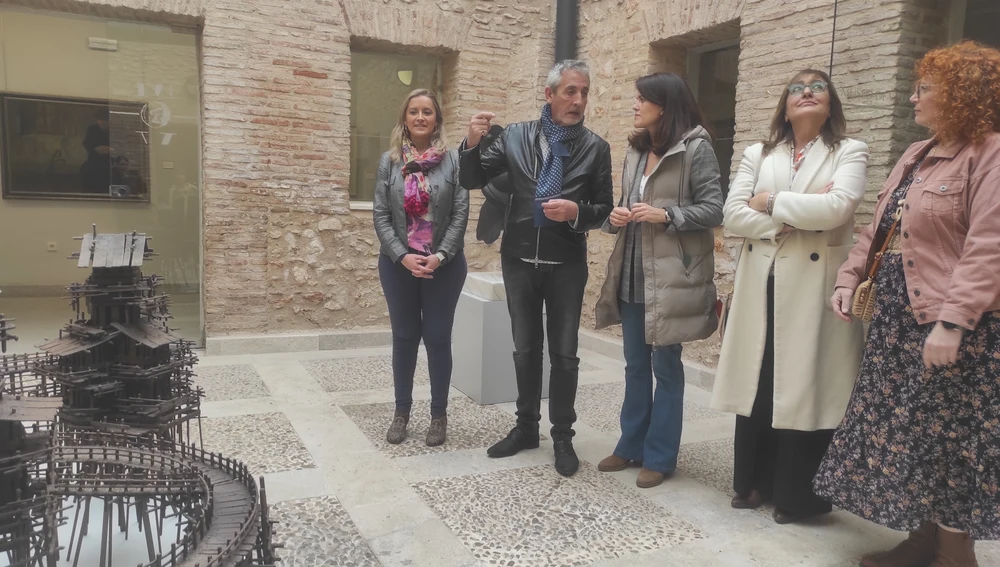 El alcalde de Valdepeñas, Jesús Martín, conversa con la vicepresidenta de la Diputación, María Jesús Pelayo, en su visita al Museo Municipal El alcalde de Valdepeñas, Jesús Martín, conversa con la vicepresidenta de la Diputación, María Jesús Pelayo, en su visita al Museo Municipal