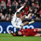 Mbappé pierde un balón durante el Liverpool - Real Madrid Mbappé pierde un balón durante el Liverpool - Real Madrid