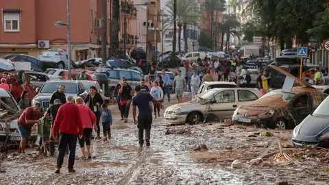 Varias personas caminan por una de las calles afectadas en Paiporta. Varias personas caminan por una de las calles afectadas en Paiporta.
