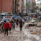 Varias personas caminan por una de las calles afectadas en Paiporta.