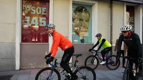 Militantes y simpatizantes del PSOE salen la sede federal del partido en Madrid, para partir hacia Sevilla Militantes y simpatizantes del PSOE salen la sede federal del partido en Madrid, para partir hacia Sevilla/ EFE/ Borja Sánchez-Trillo