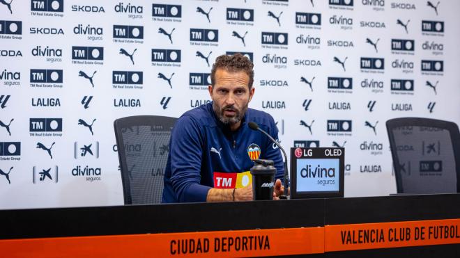 Rubén Baraja: "Hay que demostrar que podemos salir de esta situación, pero este año nos va a tocar sufrir" Rubén Baraja: "Hay que demostrar que podemos salir de esta situación, pero este año nos va a tocar sufrir"