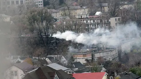 Imagen de archivo del humo generado tras una explosión provocada por Rusia en Dnipro, al este de Ucrania Ucrania denuncia un nuevo ataque masivo ruso contra sus sistemas energéticos