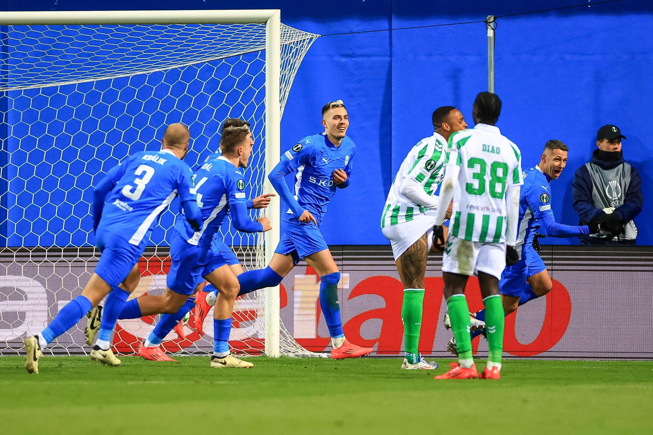 El Betis toca fondo en su agonía europea El Betis toca fondo en su agonía europea