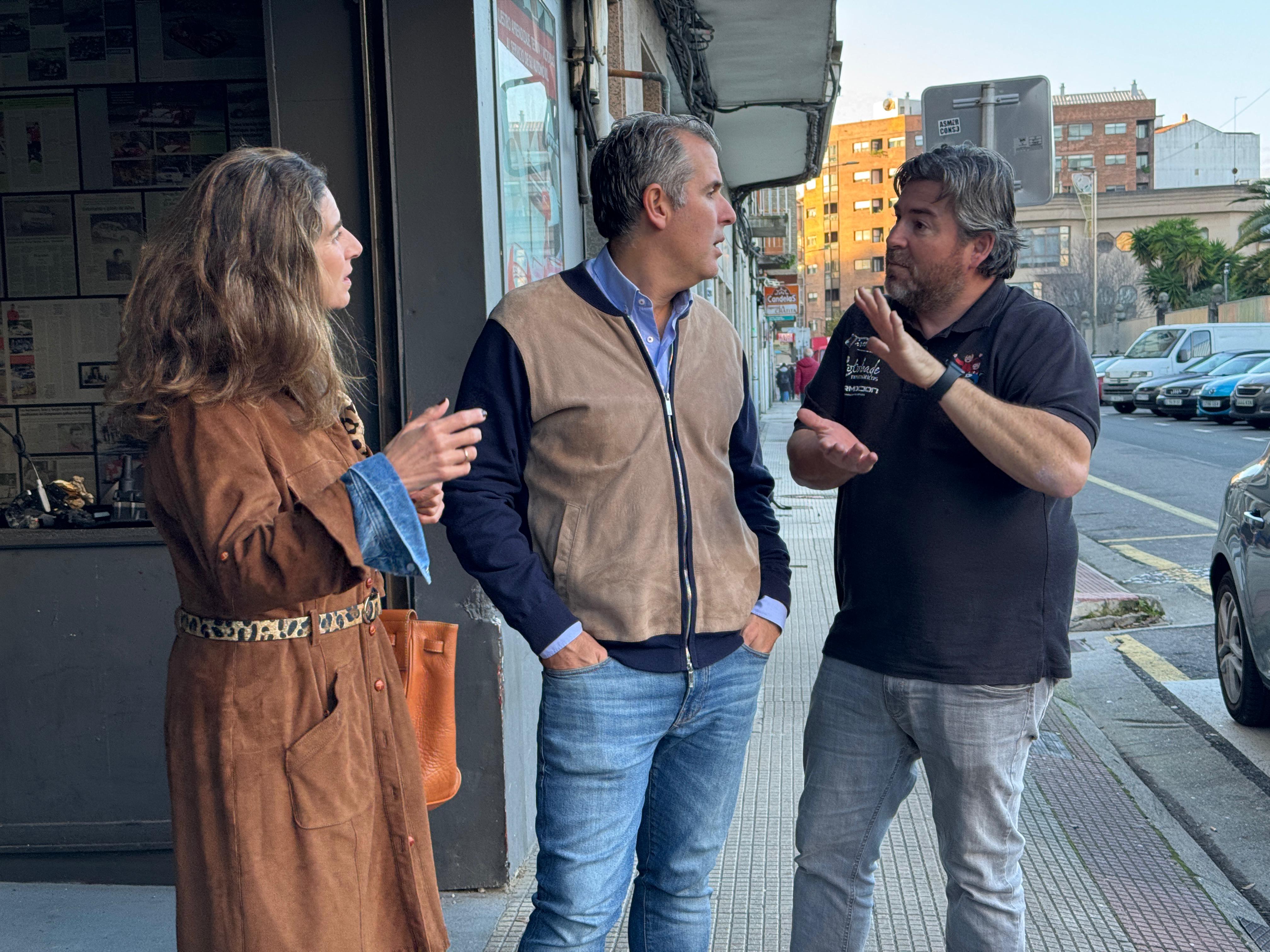 Domínguez analiza con los comerciantes de Fernando Olmedo las soluciones para poner fin a las inundaciones Domínguez analiza con los comerciantes de Fernando Olmedo las soluciones para poner fin a las inundaciones