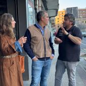 Domínguez analiza con los comerciantes de Fernando Olmedo las soluciones para poner fin a las inundaciones