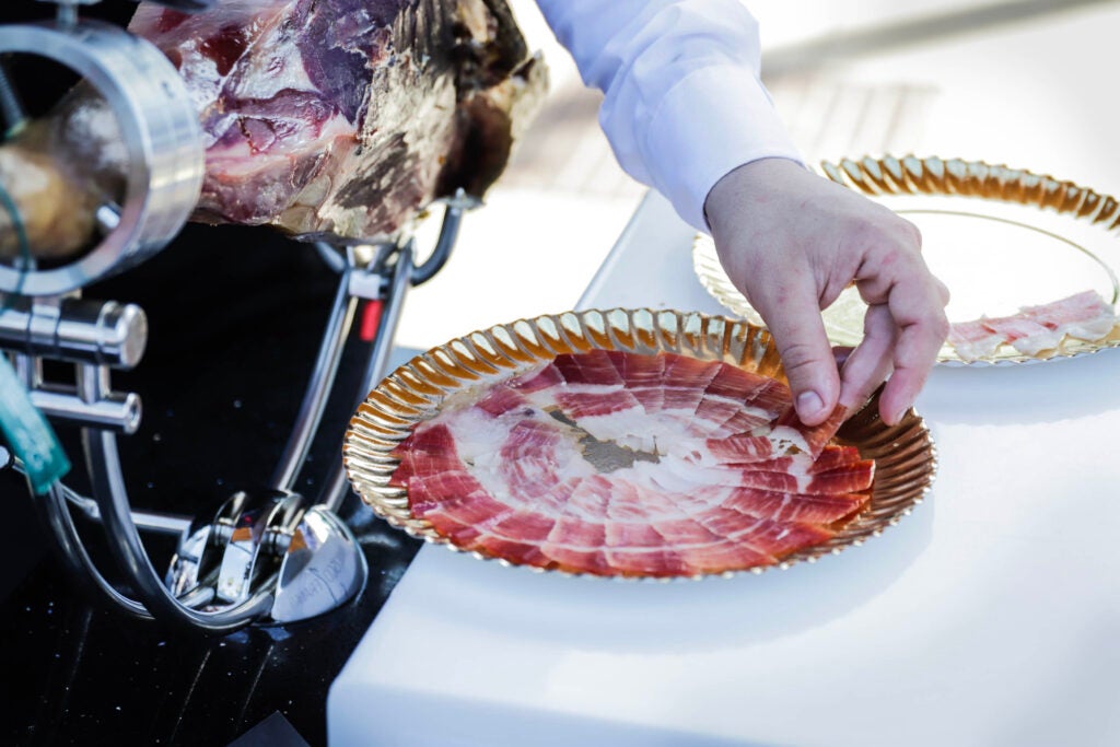 Platos de jamón, rifas y sorteos en el III Concurso de cortadores de jamón 'Ciudad de Almería' Platos de jamón, rifas y sorteos en el III Concurso de cortadores de jamón 'Ciudad de Almería'