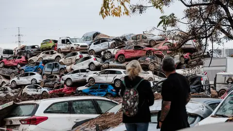 Coches damnificados por la DANA en Valencia Coches damnificados por la DANA en Valencia