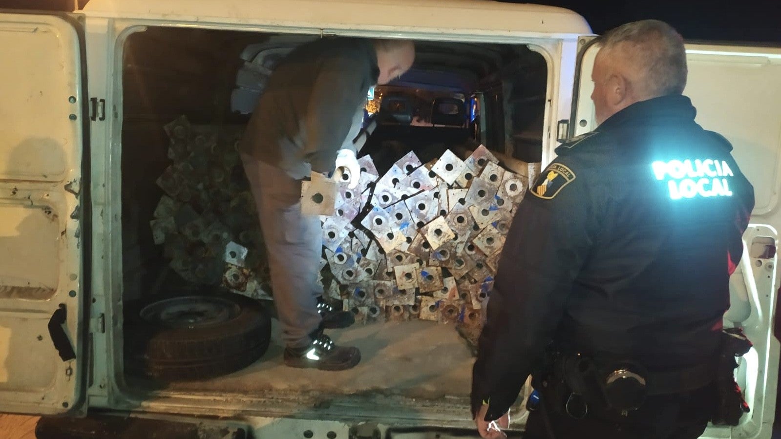 La Policía Local detiene en Elche a tres hombres con 280 piquetas de apuntalamiento de hierro robadas La Policía Local detiene en Elche a tres hombres con 280 piquetas de apuntalamiento de hierro robadas