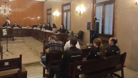 Los acusados por la muerte de un turista alemán dicen que él se tiró solo de la furgoneta Los acusados, durante el juicio