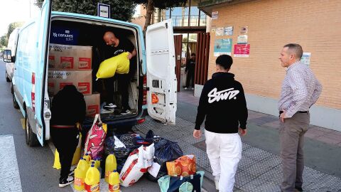 Voluntariado en las tareas de recogida de material escolar. 