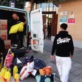 Voluntariado en las tareas de recogida de material escolar. 