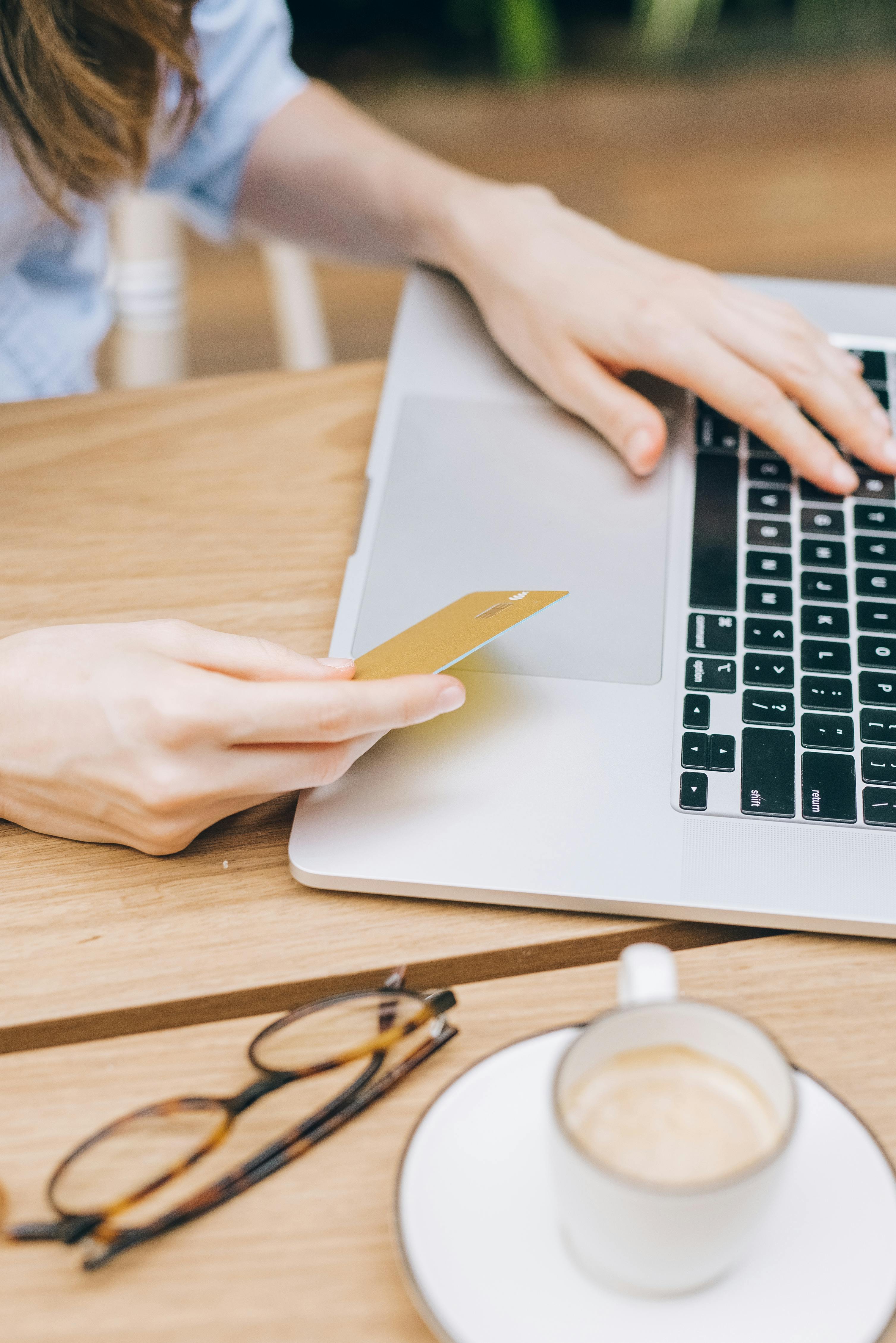 Los jóvenes prefieren hacer sus compras de forma presencial frente a la online Los jóvenes prefieren hacer sus compras de forma presencial frente a la online