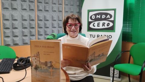 Fina Casalderrey co seu último "Filla das Ondas" libro en Onda Cero Pontevedra