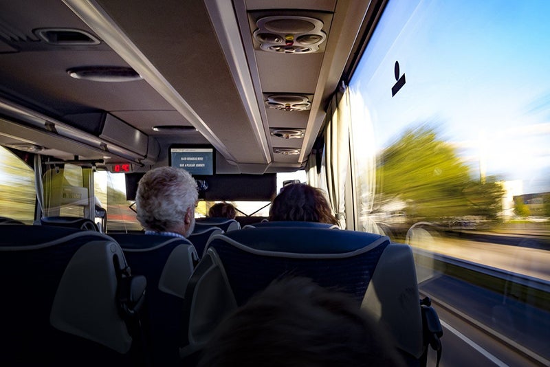 Cantabria asumirá "de manera inmediata y temporalmente" el 50% del coste del transporte regional por carretera Cantabria asumirá "de manera inmediata y temporalmente" el 50% del coste del transporte regional por carretera