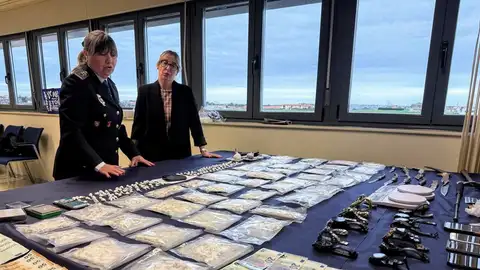 Carmen Martínez, jefa superior de Policía Nacional en Cantabria; y la delegada del Gobierno, Eugenia Gómez de Diego Carmen Martínez, jefa superior de Policía Nacional en Cantabria; y la delegada del Gobierno, Eugenia Gómez de Diego