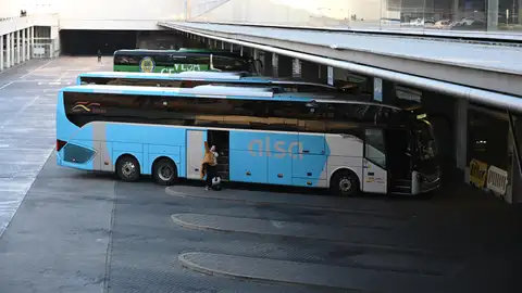 Varios autobuses aparcados en la dársena de la Estación de Autobuses de Méndez Álvaro de Madrid. Varios autobuses aparcados en la dársena de la Estación de Autobuses de Méndez Álvaro de Madrid.