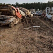 Vehículos destrozados tras la DANA