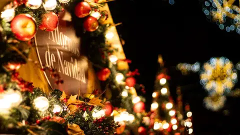 Cuándo se encienden las luces de Navidad en Granada en 2024: las mejores calles para verlas Adornos navideños en Granada