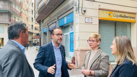 En el centro de la imagen, H&eacute;ctor D&iacute;ez, portavoz del PSOE en el Ayuntamiento de Elche.