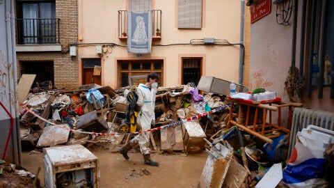 Labores de limpieza en una calle en Paiporta.