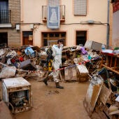 Labores de limpieza en una calle en Paiporta.