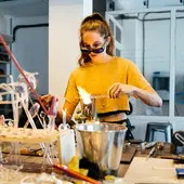 La Sofia Plana treballant el vidre La Sofia Plana treballant el vidre