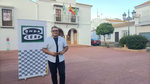 El alcalde de La Redondela, Salvador Romero, a las puertas del Ayuntamiento de la localidad.