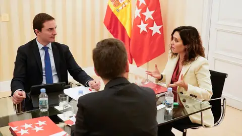 Imagen de archivo de Isabel Díaz Ayuso con Juan Lobato durante una reunión De Lobato al fiscal general del Estado: las claves de un enredo judicial que inició el fraude del novio de Ayuso