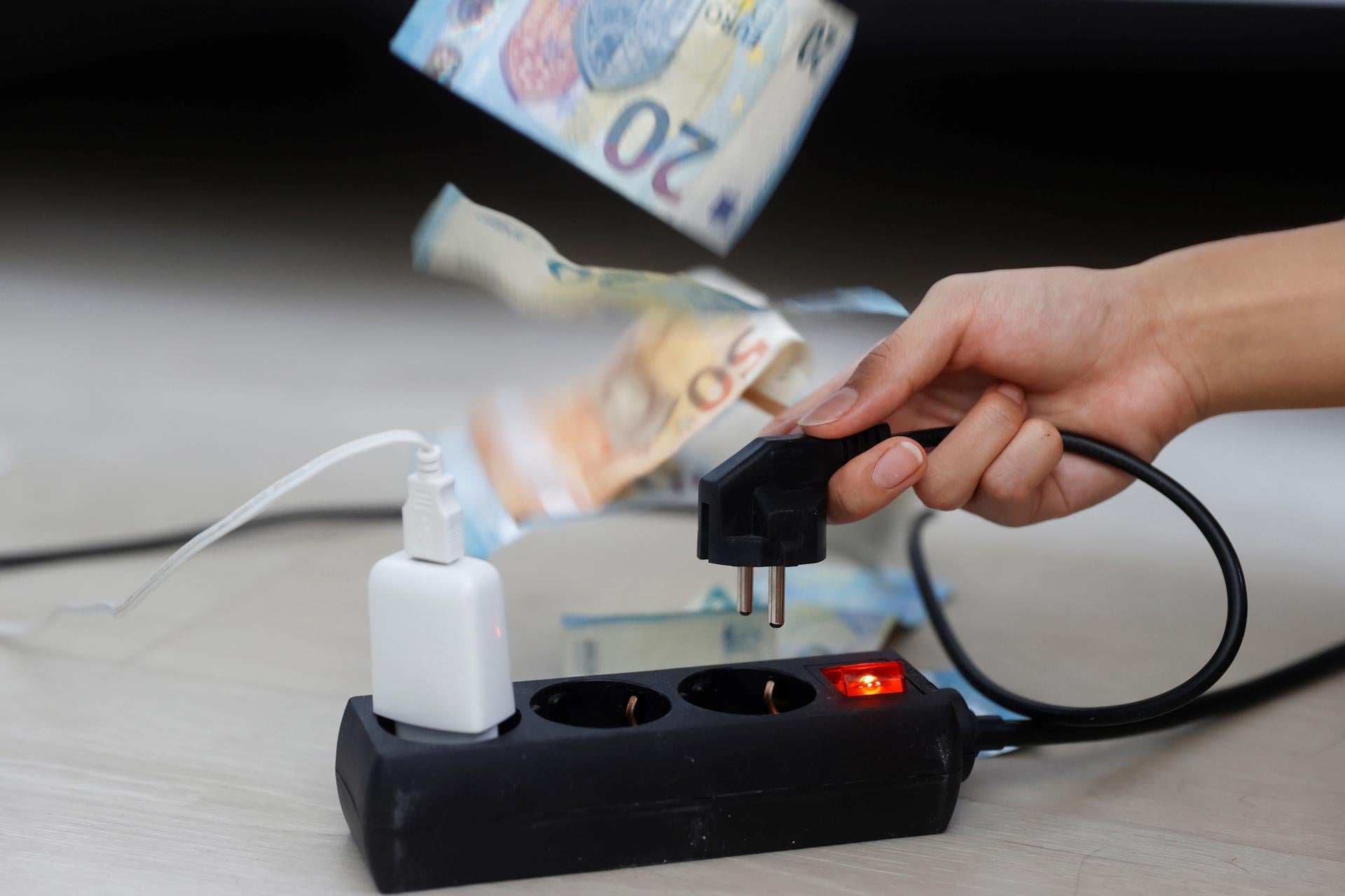 El IPC sube seis décimas en noviembre, hasta el 2,4%, por el encarecimiento de los carburantes y la luz El IPC sube seis décimas en noviembre, hasta el 2,4%, por el encarecimiento de los carburantes y la luz
