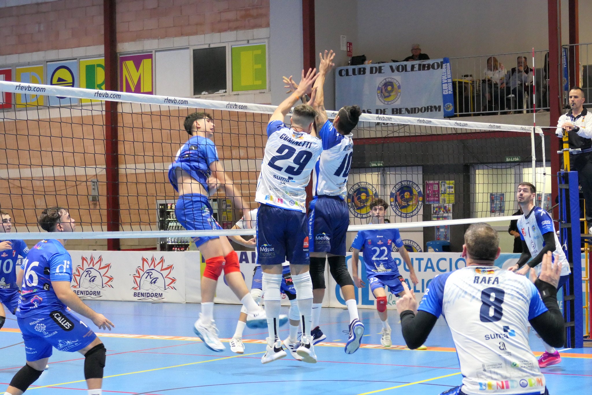 Jornada histórica en el Raúl Mesa de Benidorm para el equipo masculino del Servigroup Playas voley pista Jornada histórica en el Raúl Mesa de Benidorm para el equipo masculino del Servigroup Playas voley pista