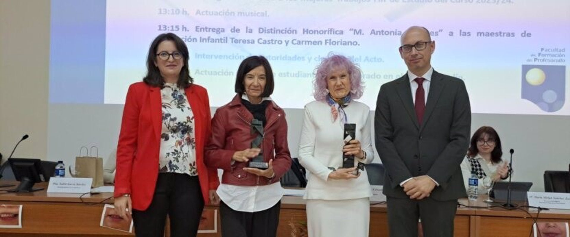La UEx reconoce la labor de las maestras del CEIP Dulce Chacón de Cáceres Teresa Castro y Carmen Floriano La UEx reconoce la labor de las maestras del CEIP Dulce Chacón de Cáceres Teresa Castro y Carmen Floriano