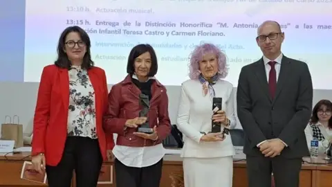 La UEx reconoce la labor de las maestras del CEIP Dulce Chacón de Cáceres Teresa Castro y Carmen Floriano La UEx reconoce la labor de las maestras del CEIP Dulce Chacón de Cáceres Teresa Castro y Carmen Floriano