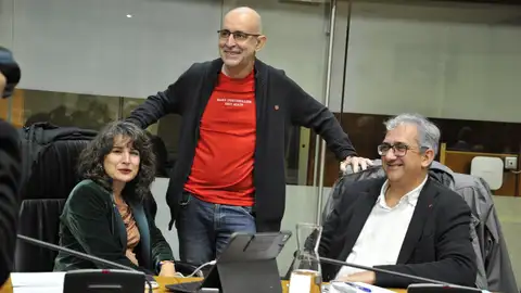 El diputado de Unidas por Extremadura José Antonio González Frutos, en el centro, junto a sus compañeros Irene de Miguel y Joaquín Macías El diputado de Unidas por Extremadura José Antonio González Frutos, en el centro, junto a sus compañeros Irene de Miguel y Joaquín Macías