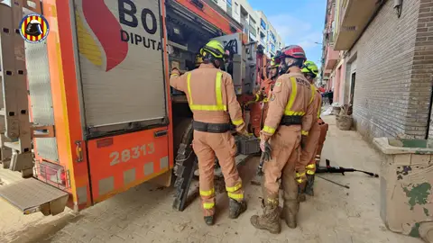 Los bomberos actuando en uno de los municipios afectados por la DANA Los bomberos actuando en uno de los municipios afectados por la DANA
