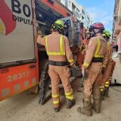 Los bomberos actuando en uno de los municipios afectados por la DANA