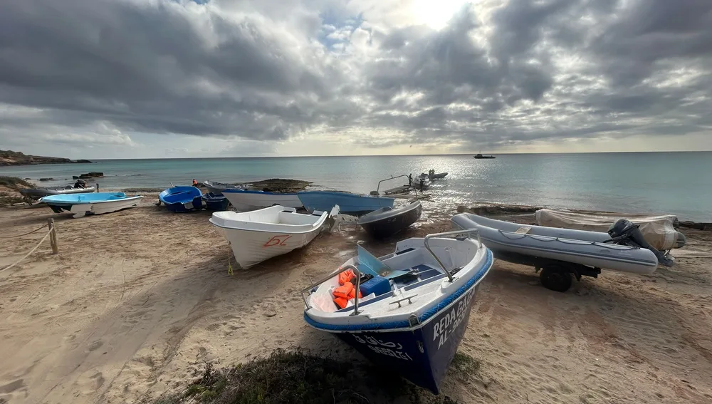 La oleada de pateras que llegan a Formentera no cesa La oleada de pateras que llegan a Formentera no cesa