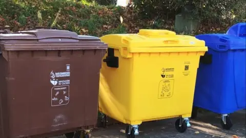 El Consorcio MásMedio distribuye 129 contenedores de fracción orgánica en 11 municipios del norte de la provincia de Cáceres El Consorcio MásMedio distribuye 129 contenedores de fracción orgánica en 11 municipios del norte de la provincia de Cáceres