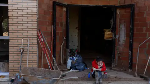 Una voluntaria descansa tras estar colaborando en una casa afectada. Una voluntaria descansa tras estar colaborando en una casa afectada.
