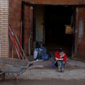 Una voluntaria descansa tras estar colaborando en una casa afectada.