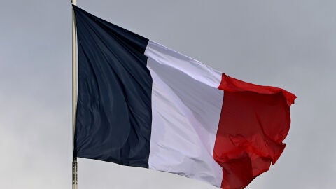 La bandera francesa ondea sobre el Palacio del El&iacute;seo