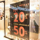 Una botiga d'un centre comercial de Barcelona oferint descomptes Una botiga d'un centre comercial de Barcelona oferint descomptes