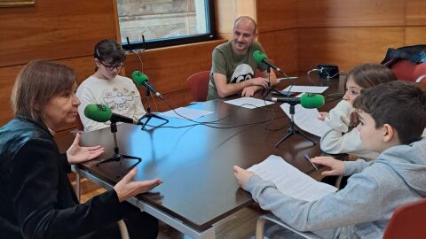 La alcaldesa de Gij&oacute;n ha sido entrevistada por los alumnos del Rey Pelayo