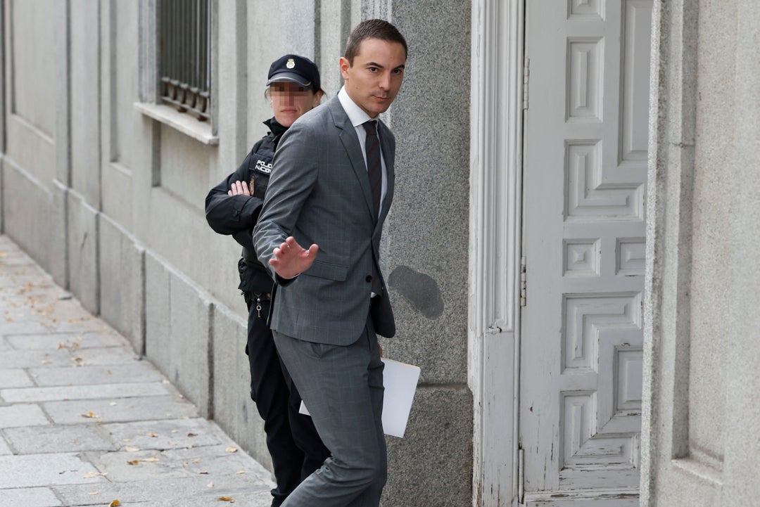 Lobato entrega al juez su móvil y el acta notarial con los mensajes de Moncloa: "La verdad y la ley siempre por delante" Lobato entrega al juez su móvil y el acta notarial con los mensajes de Moncloa: "La verdad y la ley siempre por delante"